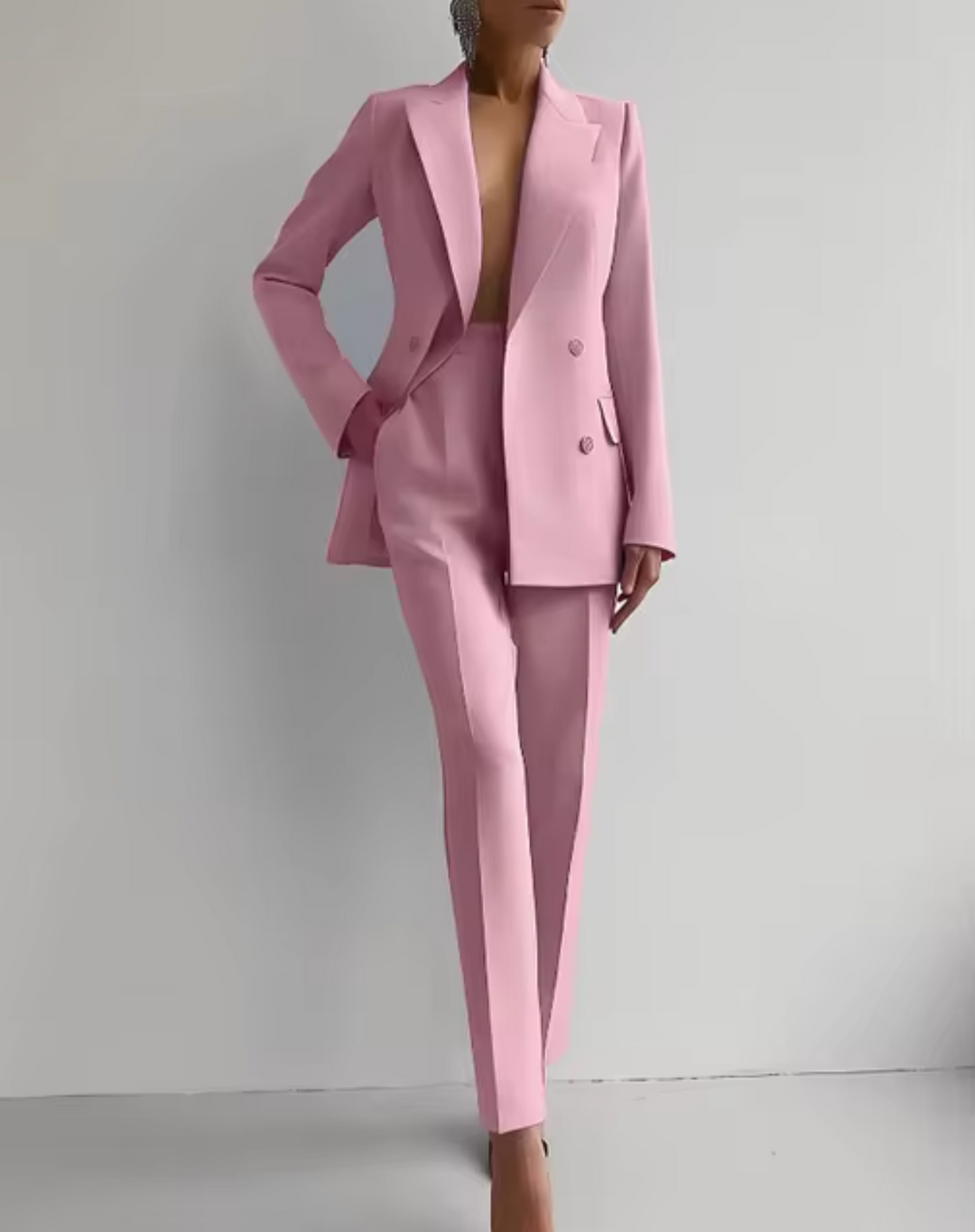 Tailleur femme élégant : blazer et pantalon taille haute, coupe impeccable.  Look chic et intemporel.