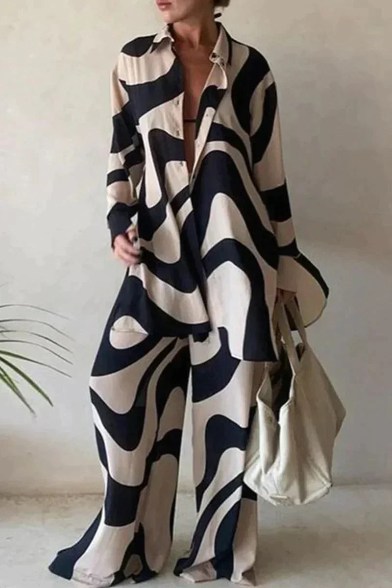 "Tailleur pantalon femme au motif géométrique moderne avec blouse manches longues chic et confort optimal."
