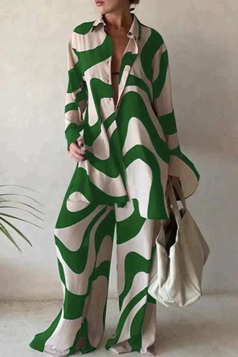 "Tailleur pantalon femme au motif géométrique moderne avec blouse manches longues chic et confort optimal."
