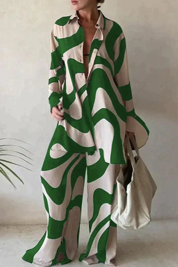 "Tailleur pantalon femme au motif géométrique moderne avec blouse manches longues chic et confort optimal."