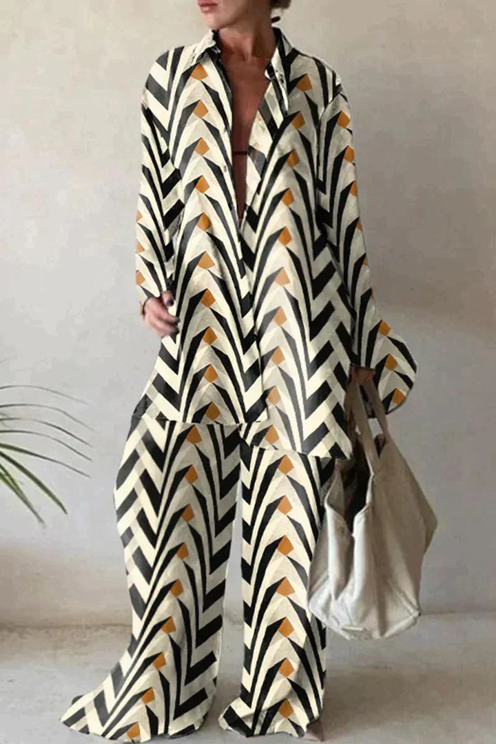 "Tailleur pantalon femme au motif géométrique moderne avec blouse manches longues chic et confort optimal."