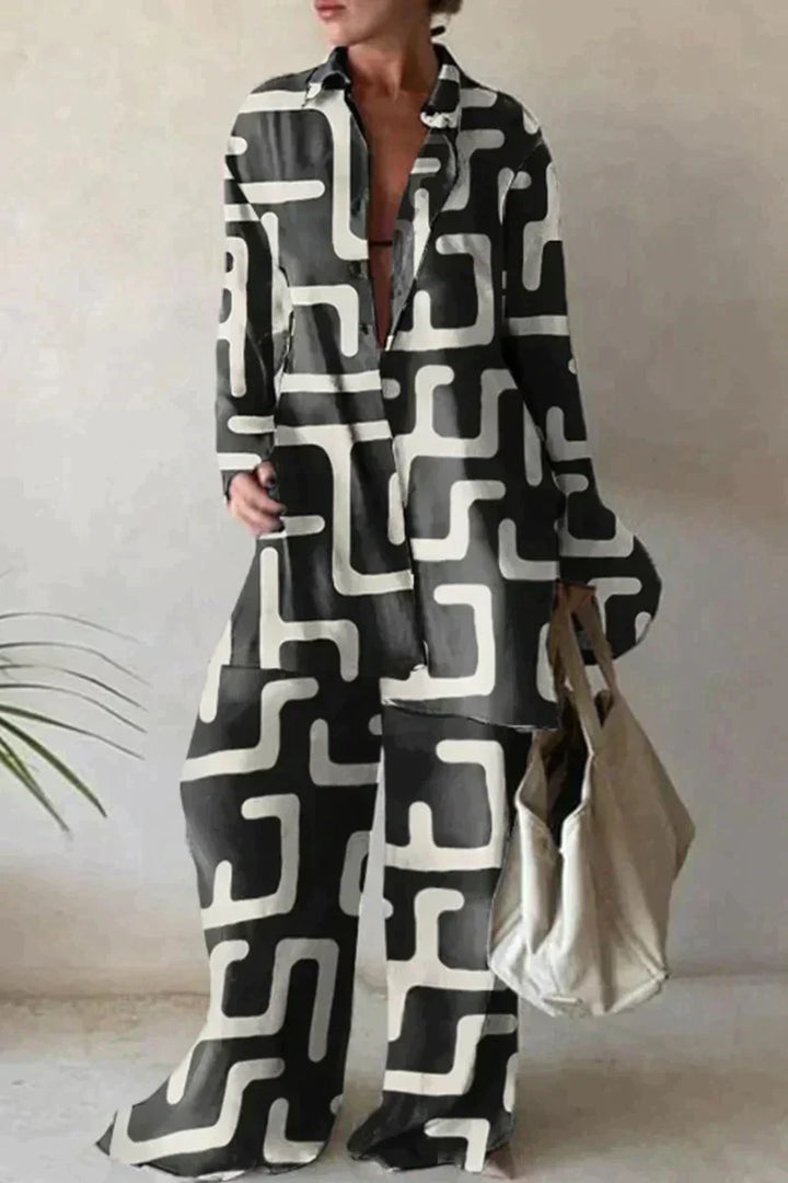 "Tailleur pantalon femme au motif géométrique moderne avec blouse manches longues chic et confort optimal."