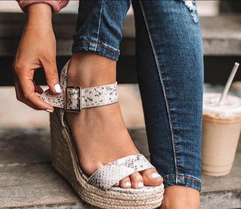 Talons compensés ortho. femmes, confort optimal.  Design élégant et soutien de la voûte plantaire.