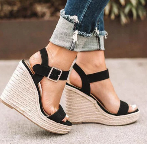 Talons compensés ortho. femmes, confort optimal.  Design élégant et soutien de la voûte plantaire.
