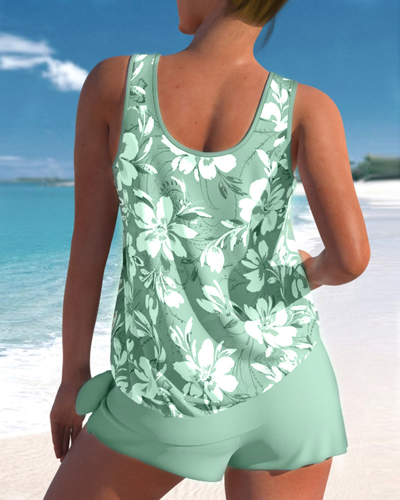 "Tankini femme Julia à coques rembourrées et fronces flatteuses, vue en action. Confort et style pour activités aquatiques."