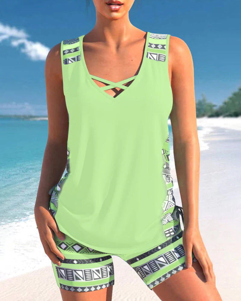 Tankini femme tendance motif géométrique, maillot deux-pièces chic pour journées ensoleillées.