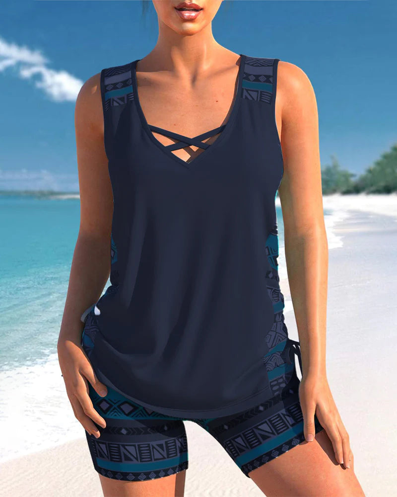 Élégant tankini femme pour vacances d'été, motif géométrique chic, idéal plage et piscine.