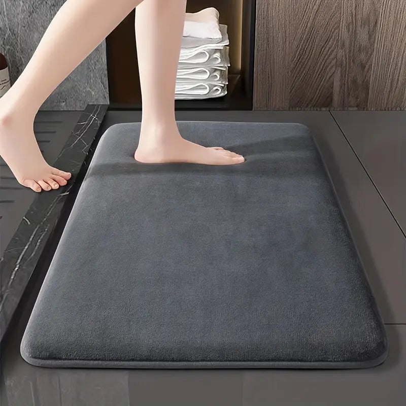 Tapis de bain moelleux antidérapant, mémoire de forme, absorption rapide. Confort et sécurité.