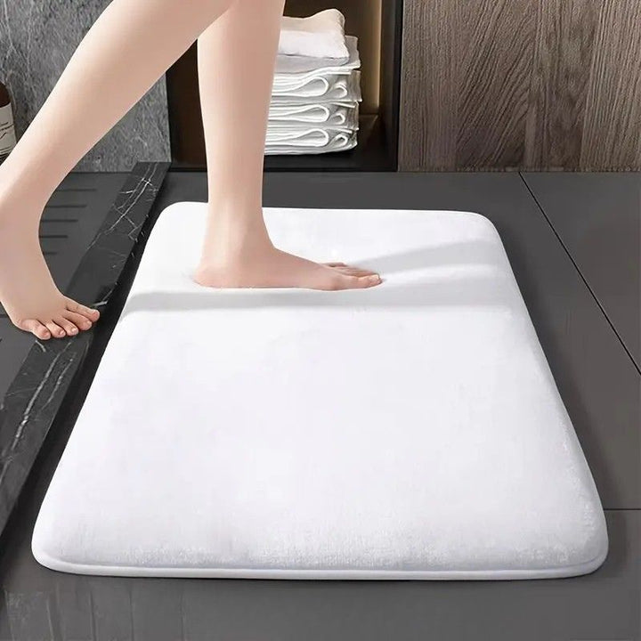 Tapis de bain moelleux antidérapant, mémoire de forme, absorption rapide. Confort et sécurité.