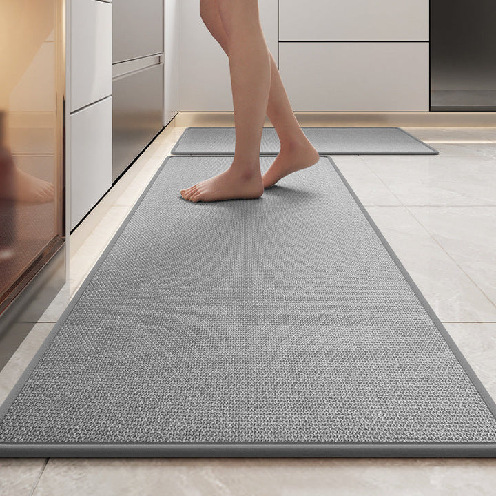 "Tapis de cuisine en lin tressé, antidérapant, couleur gris, sur sol de cuisine, offre confort et sécurité."