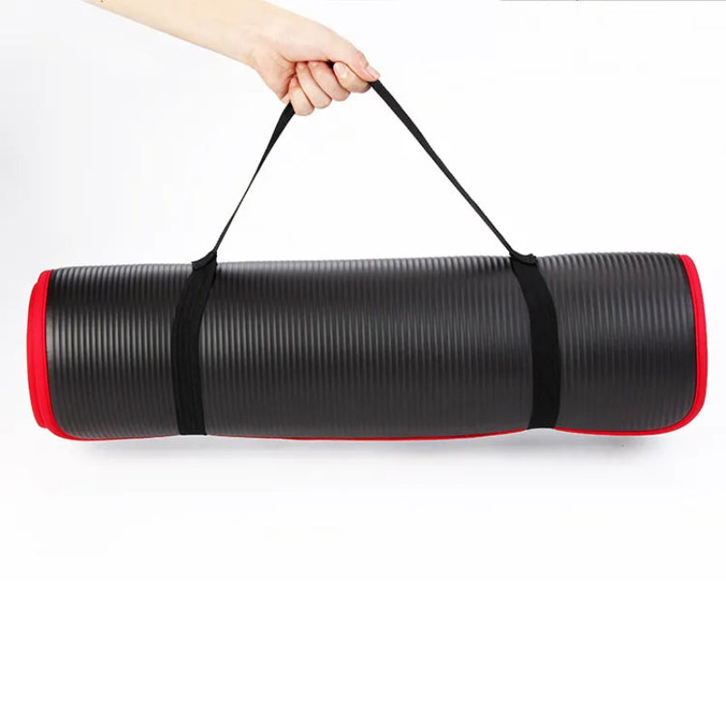Tapis de yoga antidérapant noir, extra épais 10 mm, idéal pour confort optimal lors de séances de yoga ou Pilates.