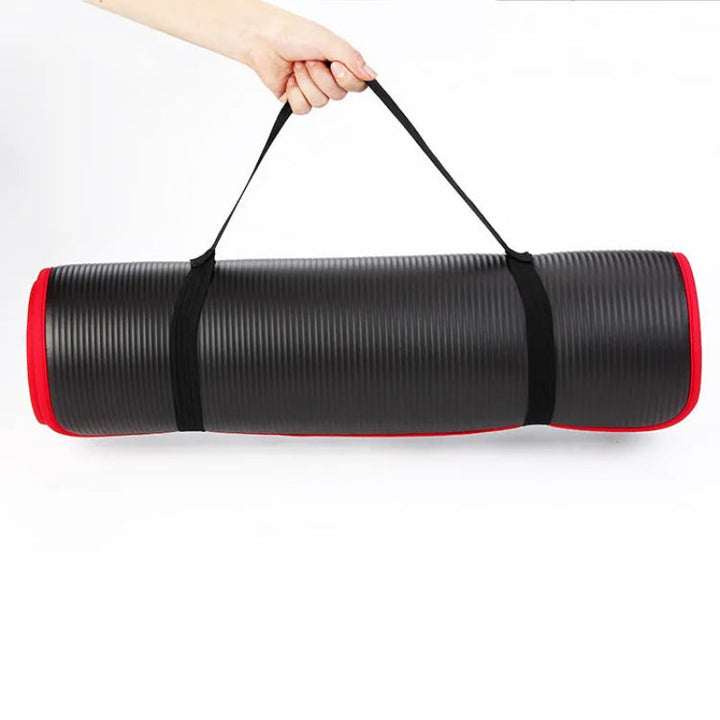 Tapis de yoga antidérapant noir, extra épais 10 mm, idéal pour confort optimal lors de séances de yoga ou Pilates.