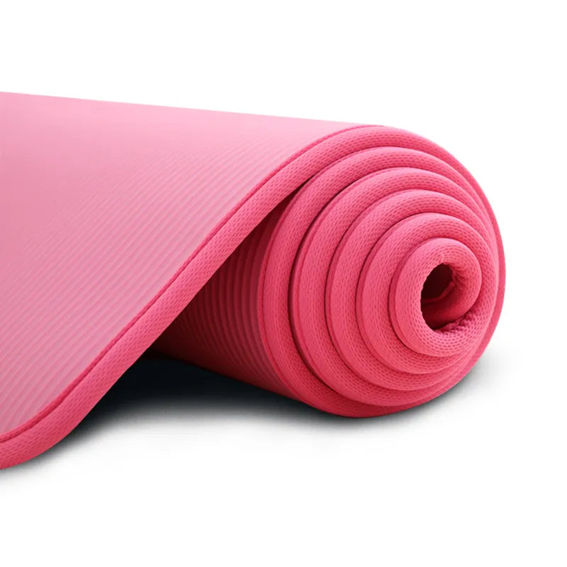 Tapis de yoga antidérapant noir, extra épais 10 mm, idéal pour confort optimal lors de séances de yoga ou Pilates.