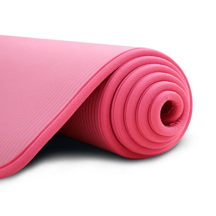 Tapis de yoga antidérapant noir, extra épais 10 mm, idéal pour confort optimal lors de séances de yoga ou Pilates.