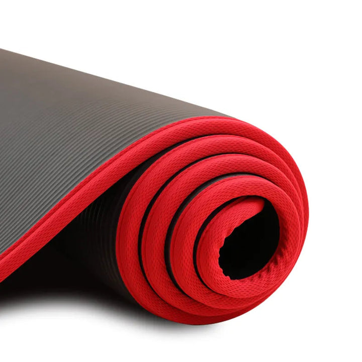 Tapis de yoga antidérapant noir, extra épais 10 mm, idéal pour confort optimal lors de séances de yoga ou Pilates.