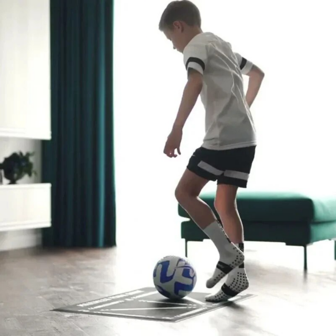 "Tapis d'entraînement interactif pour enfants, surface texturée, zones de cibles, améliorant le contrôle du ballon."