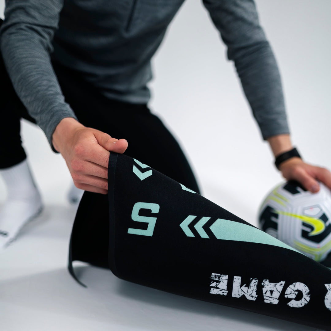 "Tapis d'entraînement interactif pour enfants, surface texturée, zones de cibles, améliorant le contrôle du ballon."