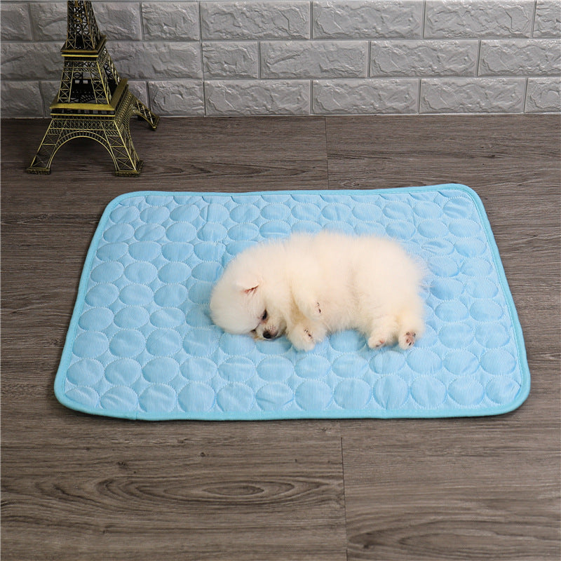 Tapis rafraîchissant pour animaux.  Surface douce et fraîche, idéal été. Confort optimal pour chien ou chat.