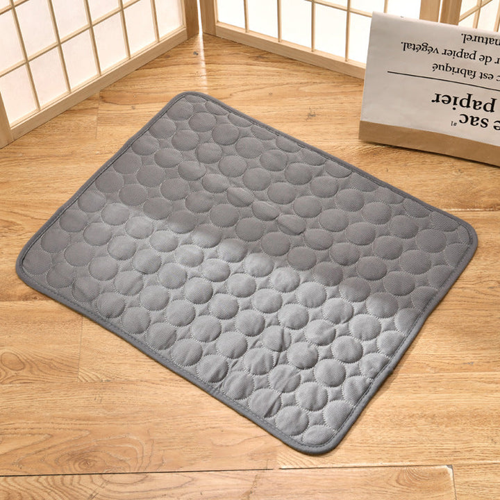 Tapis rafraîchissant pour animaux.  Surface douce et fraîche, idéal été. Confort optimal pour chien ou chat.