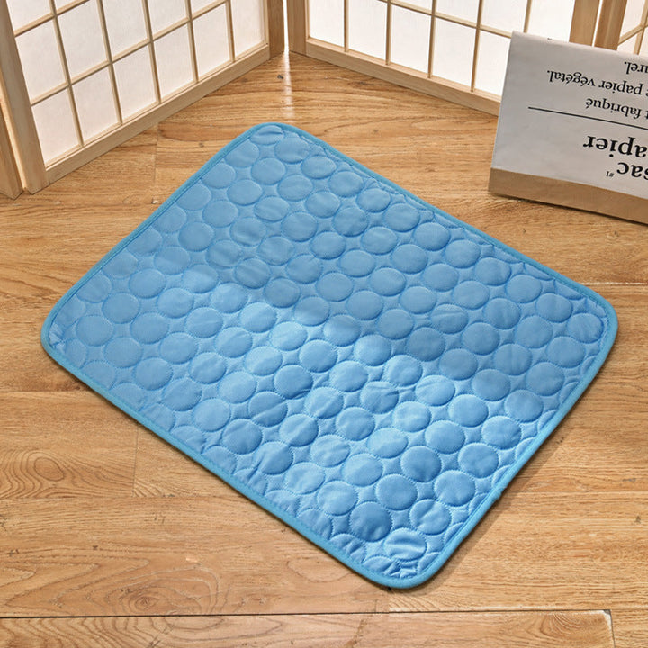 Tapis rafraîchissant pour animaux.  Surface douce et fraîche, idéal été. Confort optimal pour chien ou chat.