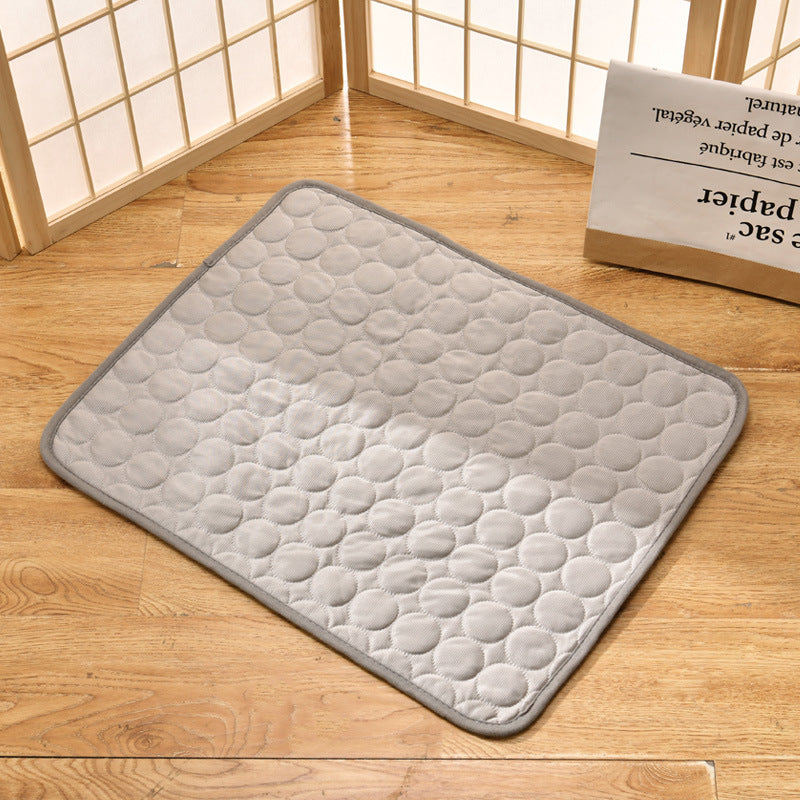 Tapis rafraîchissant pour animaux.  Surface douce et fraîche, idéal été. Confort optimal pour chien ou chat.