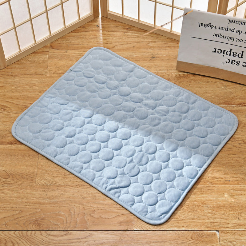 Tapis rafraîchissant pour animaux.  Surface douce et fraîche, idéal été. Confort optimal pour chien ou chat.