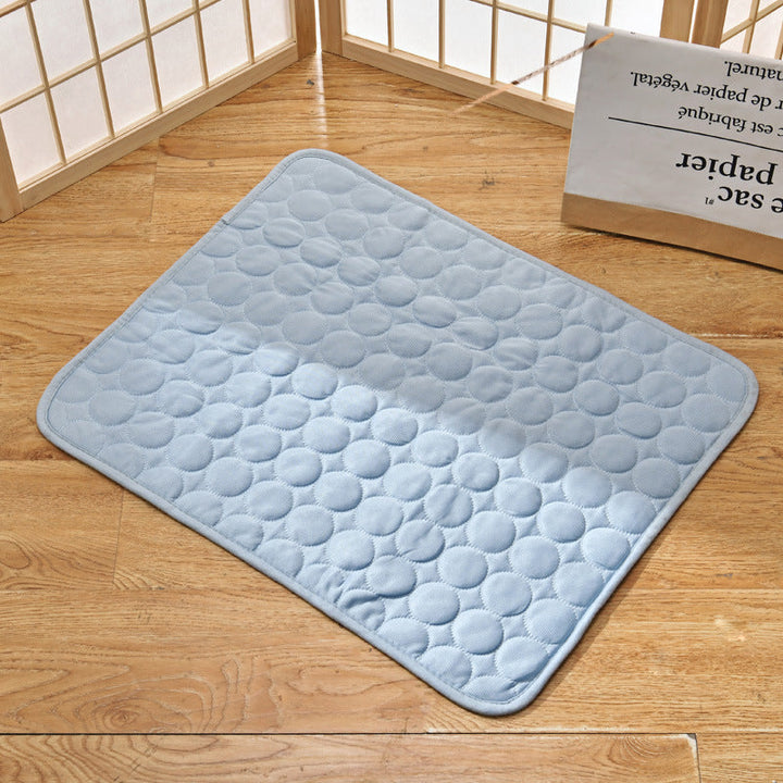 Tapis rafraîchissant pour animaux.  Surface douce et fraîche, idéal été. Confort optimal pour chien ou chat.