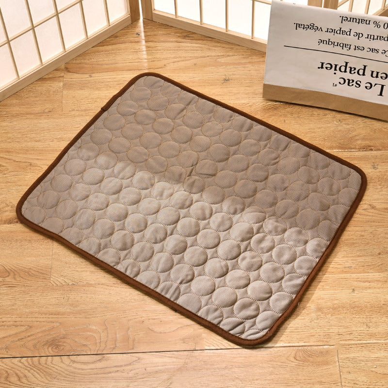 Tapis rafraîchissant pour animaux.  Surface douce et fraîche, idéal été. Confort optimal pour chien ou chat.