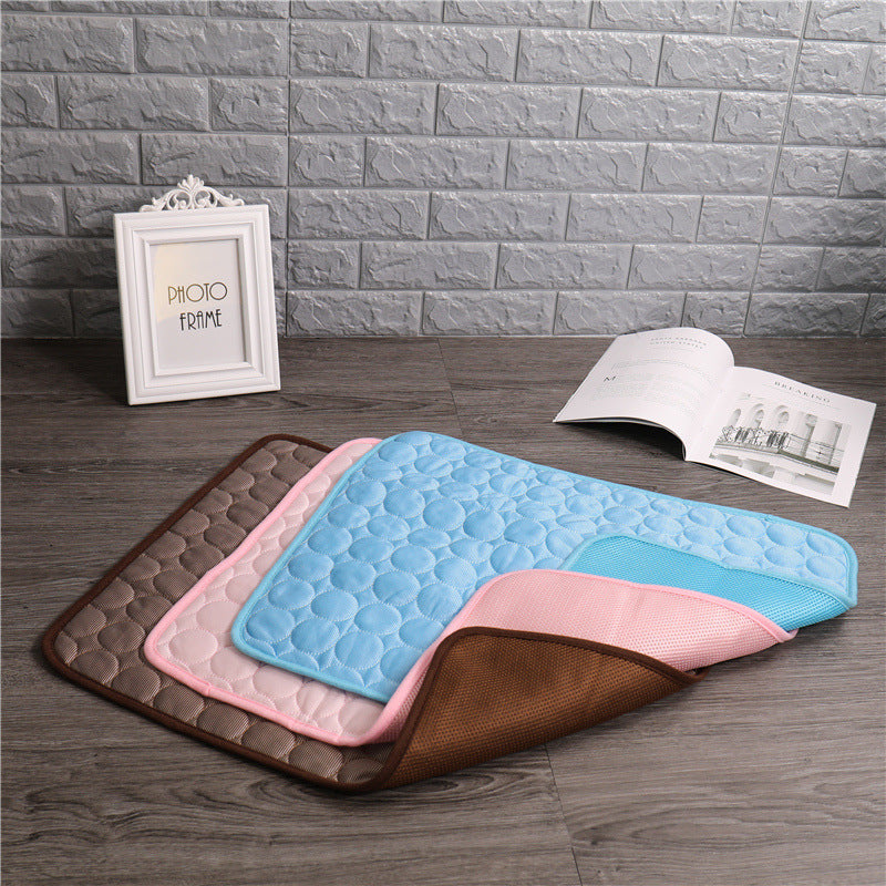 Tapis rafraîchissant pour animaux.  Surface douce et fraîche, idéal été. Confort optimal pour chien ou chat.