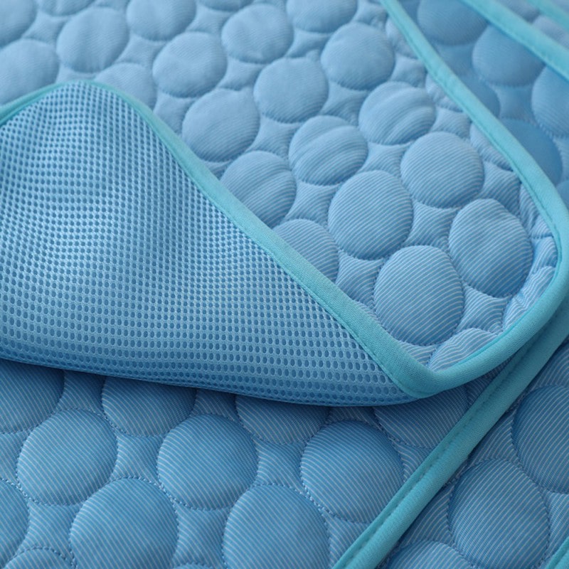 Tapis rafraîchissant pour chat, été, thermorégulateur. Confort optimal, chaleur absorbée.