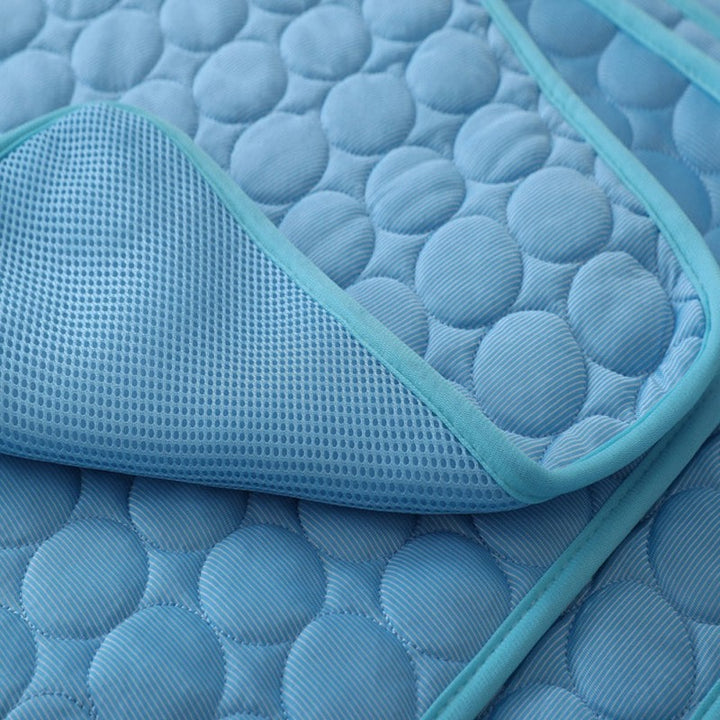 Tapis rafraîchissant pour chat, été, thermorégulateur. Confort optimal, chaleur absorbée.