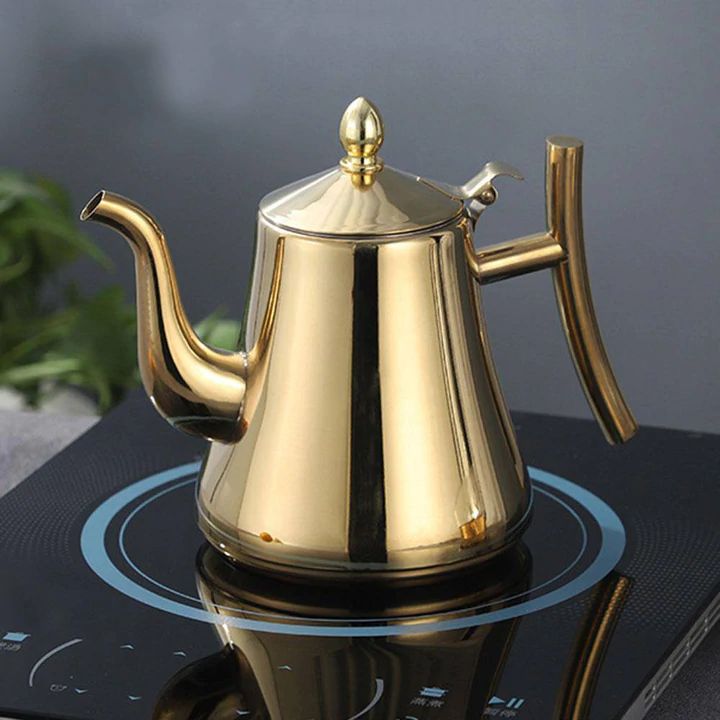 Théière induction en acier inoxydable argenté/doré avec filtre intégré, design élégant pour cuisine moderne.