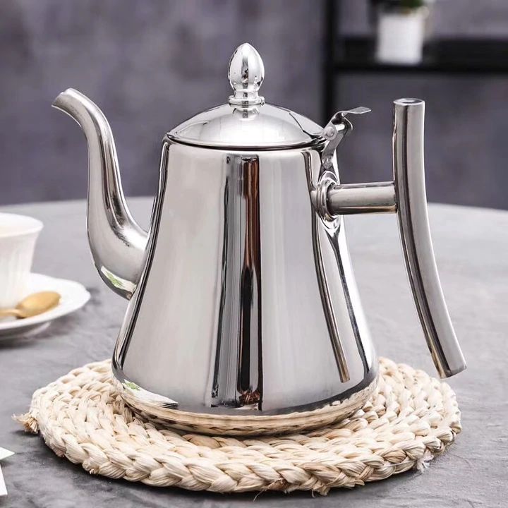 Théière induction en acier inoxydable argenté/doré avec filtre intégré, design élégant pour cuisine moderne.