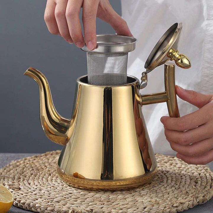 Théière induction en acier inoxydable argenté/doré avec filtre intégré, design élégant pour cuisine moderne.