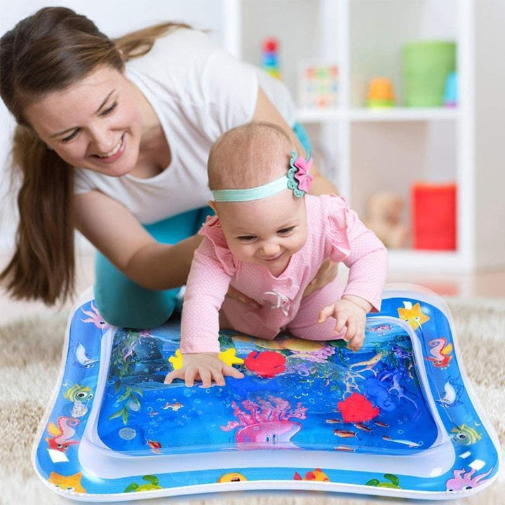 Bébé explore un tapis d'eau sensoriel, favorisant la stimulation et le développement moteur en toute sécurité.