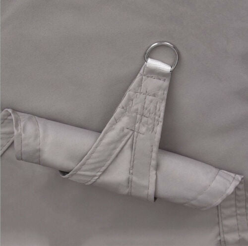 "Toile d'ombrage beige luxueuse imperméable, installée sur terrasse extérieure, protection UV et élégance contemporaine."