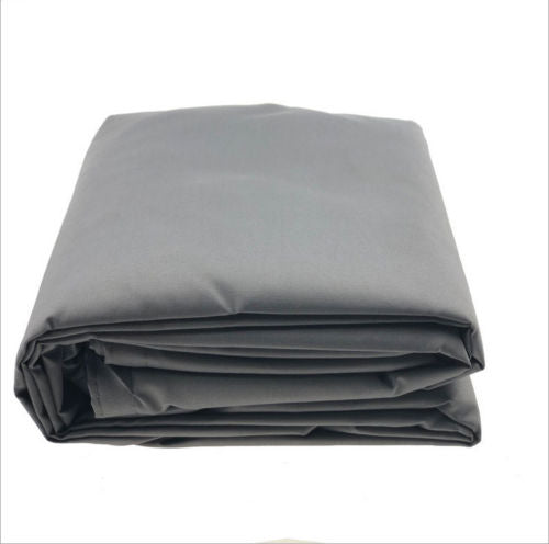 "Toile d'ombrage beige luxueuse imperméable, installée sur terrasse extérieure, protection UV et élégance contemporaine."