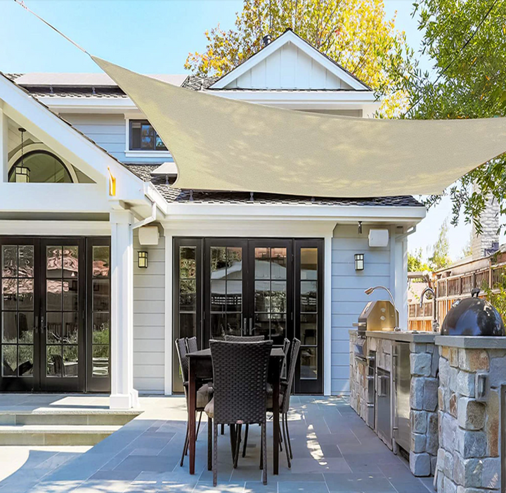 "Toile d'ombrage beige luxueuse imperméable, installée sur terrasse extérieure, protection UV et élégance contemporaine."