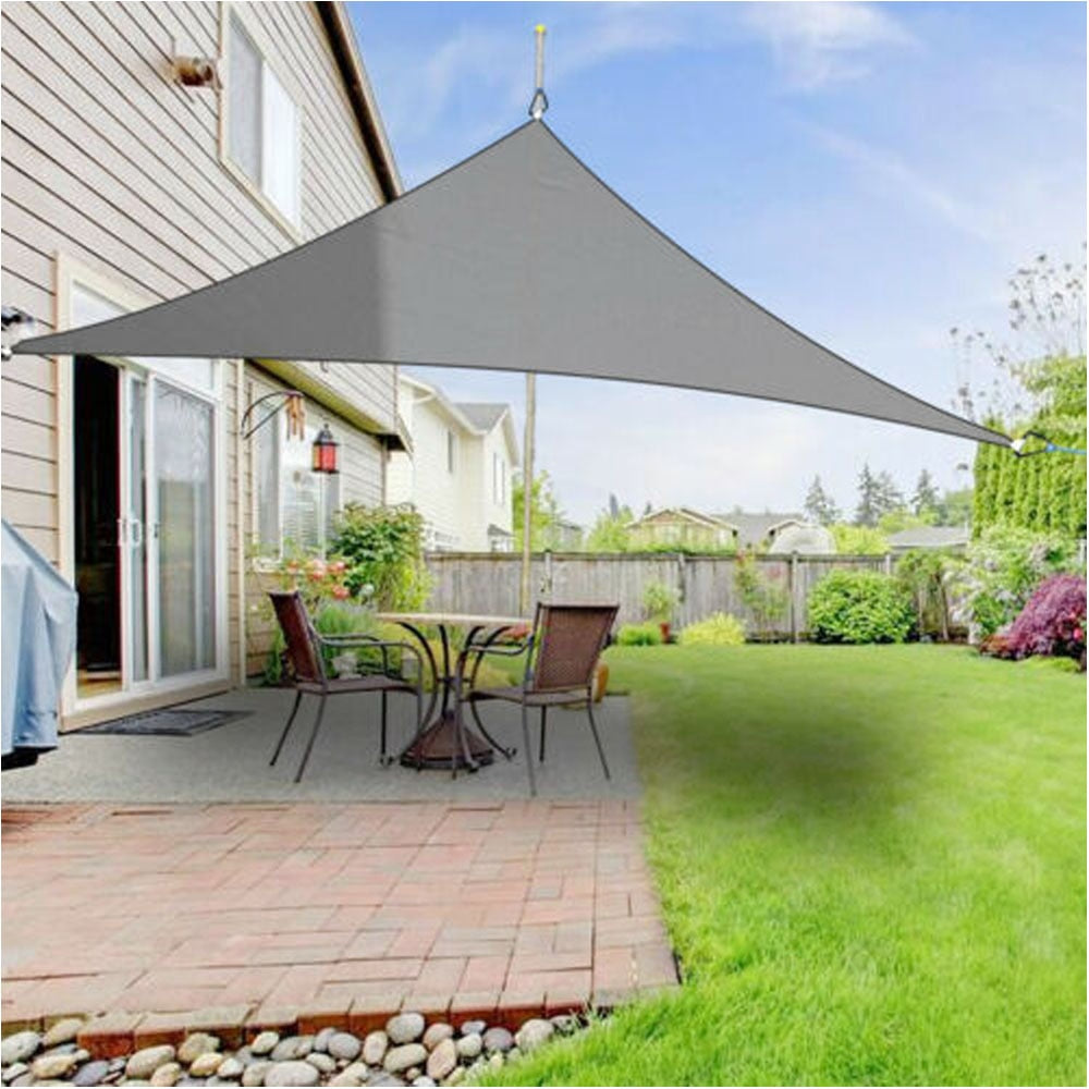 "Toile d'ombrage beige luxueuse imperméable, installée sur terrasse extérieure, protection UV et élégance contemporaine."