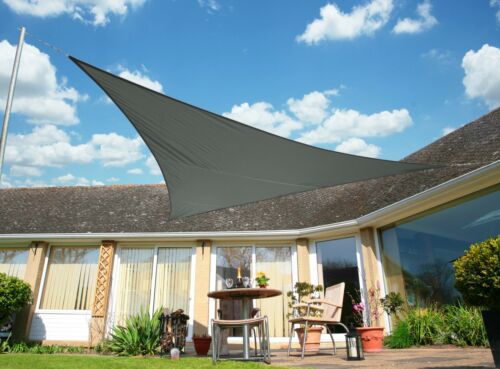 "Toile d'ombrage beige luxueuse imperméable, installée sur terrasse extérieure, protection UV et élégance contemporaine."