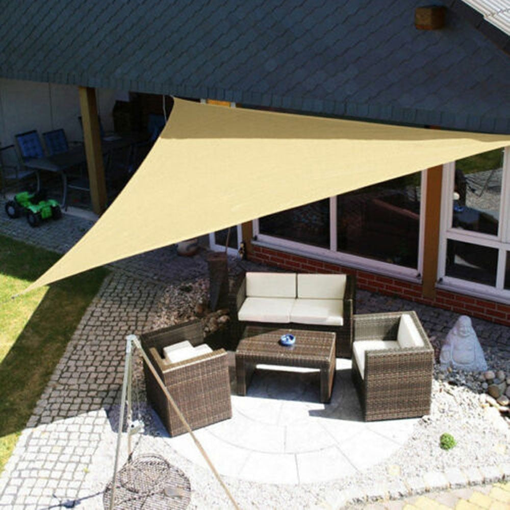"Toile d'ombrage beige luxueuse imperméable, installée sur terrasse extérieure, protection UV et élégance contemporaine."