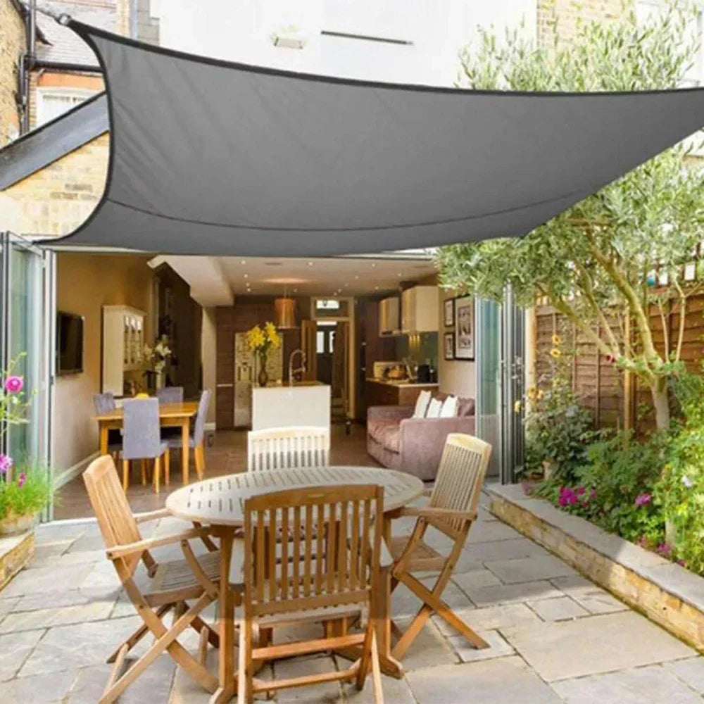"Toile d'ombrage beige luxueuse imperméable, installée sur terrasse extérieure, protection UV et élégance contemporaine."