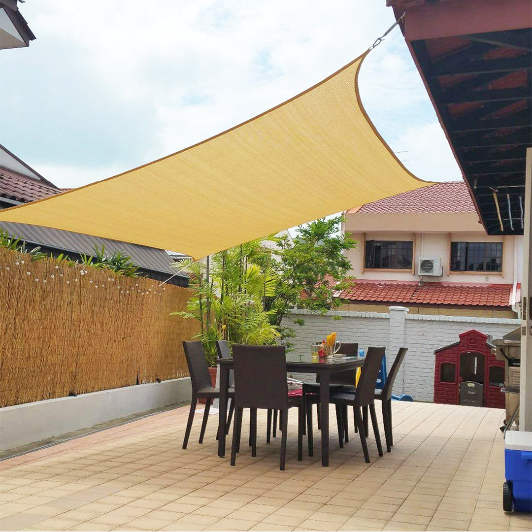 "Toile d'ombrage beige luxueuse imperméable, installée sur terrasse extérieure, protection UV et élégance contemporaine."