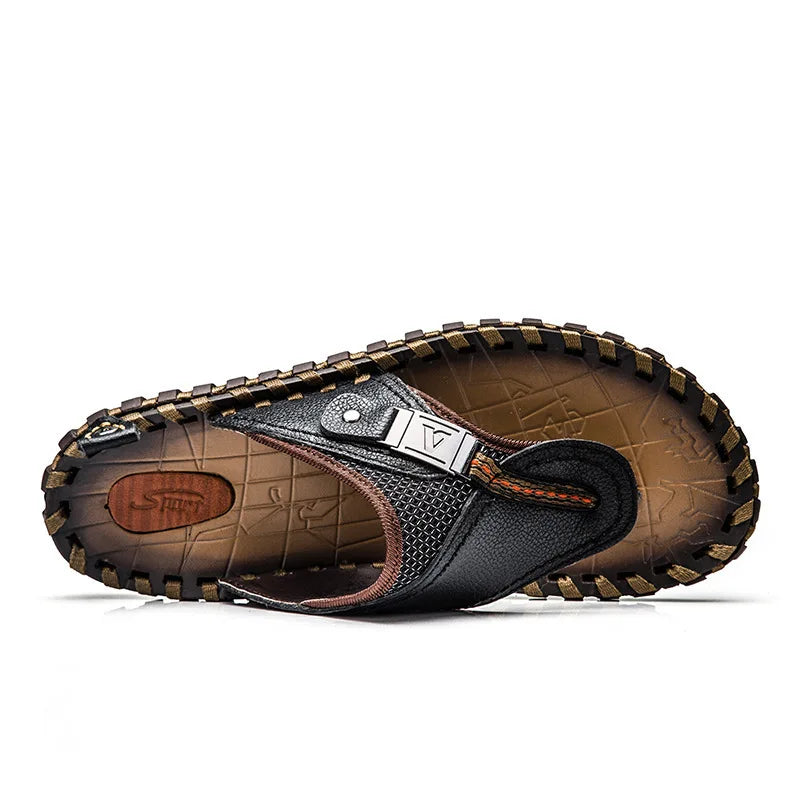 "Tongs en cuir pour homme Randy, vue latérale, élégantes et confortables, idéales pour un style estival sophistiqué."