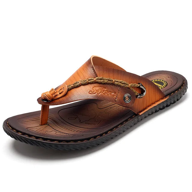"Tongs en cuir pour homme Randy, vue latérale, élégantes et confortables, idéales pour un style estival sophistiqué."
