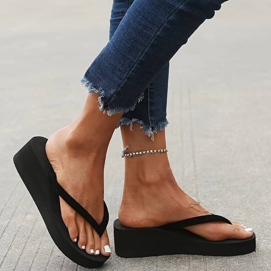 "Tongs femme à talon compensé, élégance estivale, semelle rembourrée et bride souple pour confort décontracté."