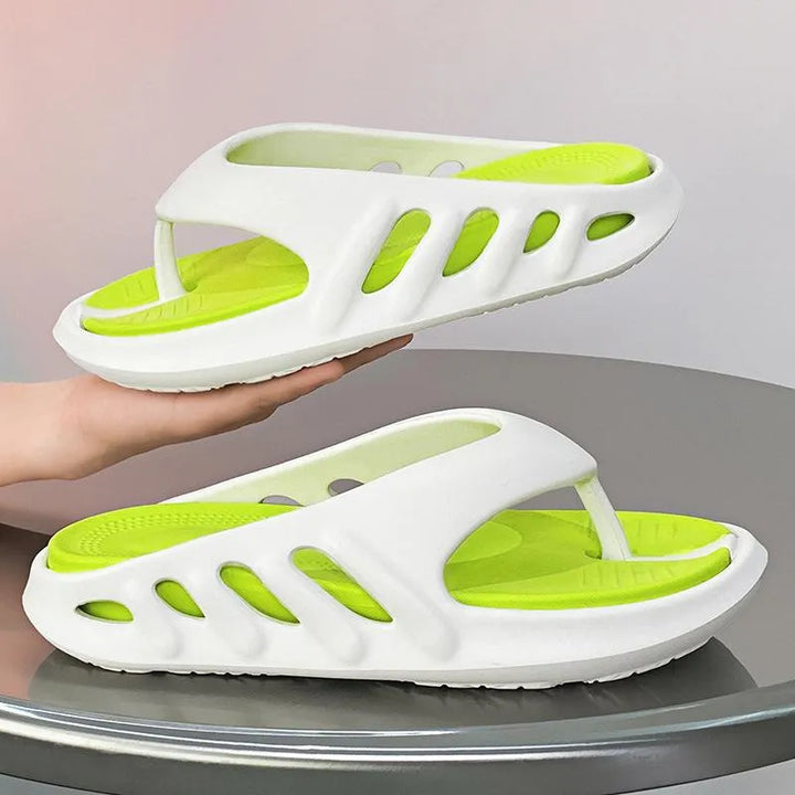 Paire de tongs plateforme légères pour homme, offrant confort et style décontracté pour l'été.
