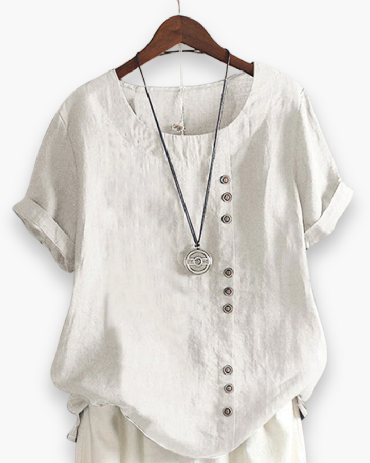 "Top femme bleu clair boutonné, fluide et chic, parfait pour un look décontracté estival et confortable."