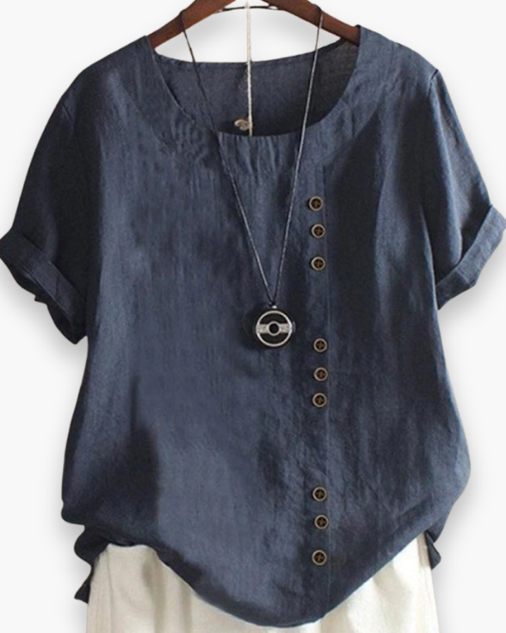 "Top femme bleu clair boutonné, fluide et chic, parfait pour un look décontracté estival et confortable."