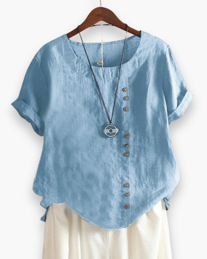 "Top femme bleu clair boutonné, fluide et chic, parfait pour un look décontracté estival et confortable."